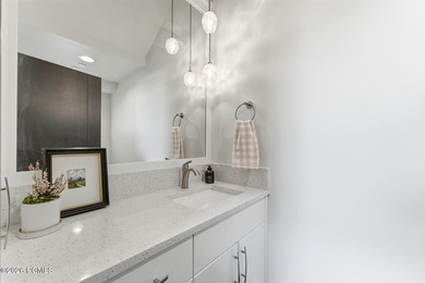 Discover your ideal mountain retreat in this upgraded 3-bedroom - photo 17