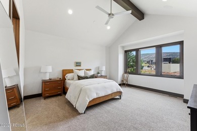 Discover your ideal mountain retreat in this upgraded 3-bedroom - photo 21