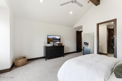 Discover your ideal mountain retreat in this upgraded 3-bedroom - photo 22