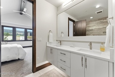 Discover your ideal mountain retreat in this upgraded 3-bedroom - photo 24