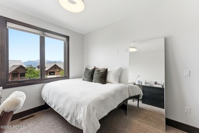 Discover your ideal mountain retreat in this upgraded 3-bedroom - photo 31