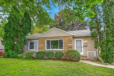 Northeast side ranch in move-in condition! Hard wood floors in - photo 6