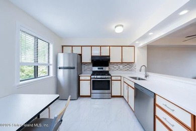 Lovely 3 story One Family Townhome with 2 bedroom, 2 baths - photo 12