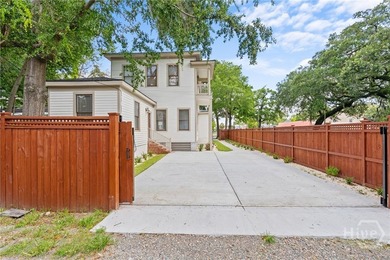 Beautifully Restored Victorian Duplex in Historic Savannah with - photo 11