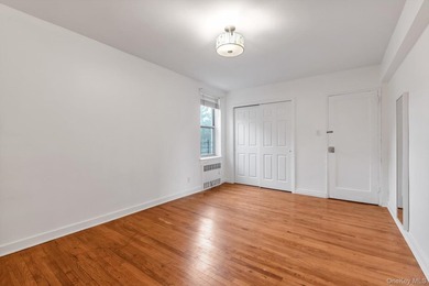 Welcome to this bright and spacious corner one bedroom apartment - photo 6