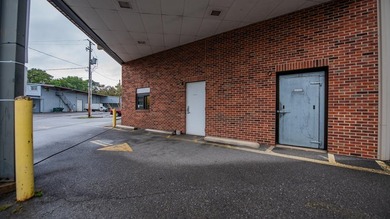Great commercial building boasting over 4,475 square feet of - photo 2