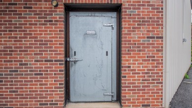 Great commercial building boasting over 4,475 square feet of - photo 4