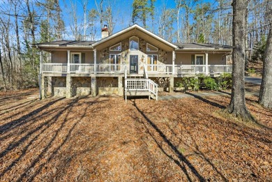 (private lake, pond, creek) Home For Sale in Signal Mountain Tennessee