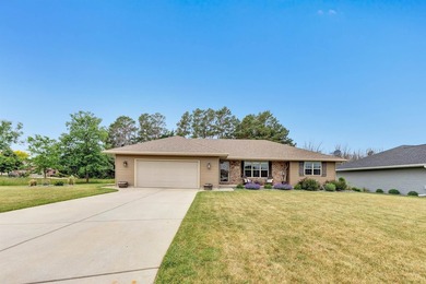This beautifully maintained home shows pride of ownership - photo 2