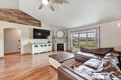 This beautifully maintained home shows pride of ownership - photo 4