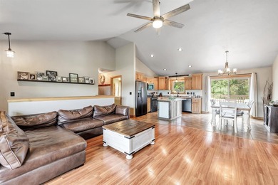 This beautifully maintained home shows pride of ownership - photo 5