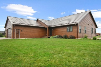 Meticulously maintained and move-in ready, this 6-bedroom - photo 3