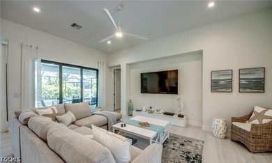 Turnkey pool home with western rear exposure, offering stunning - photo 5