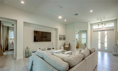 Turnkey pool home with western rear exposure, offering stunning - photo 6