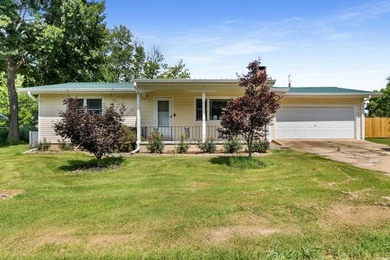 Conveniently located in the heart of Mountain Home this home - photo 1