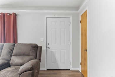 Conveniently located in the heart of Mountain Home this home - photo 3