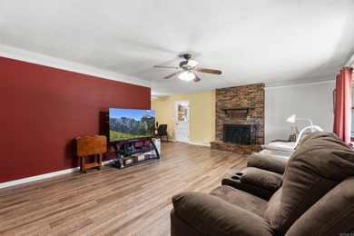 Conveniently located in the heart of Mountain Home this home - photo 4