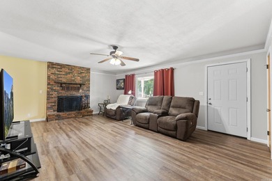 Conveniently located in the heart of Mountain Home this home - photo 5