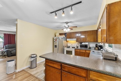 Conveniently located in the heart of Mountain Home this home - photo 9