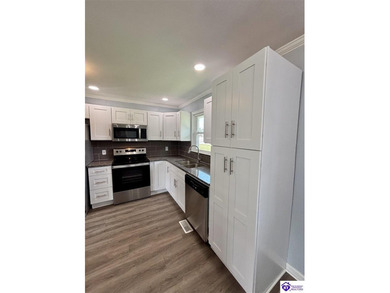 BEAUTIFULLY UPDATED! Welcome to 904 Maplewood Dr., perfectly - photo 16
