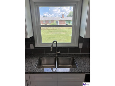 BEAUTIFULLY UPDATED! Welcome to 904 Maplewood Dr., perfectly - photo 18