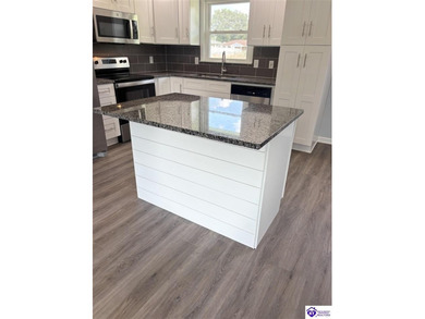 BEAUTIFULLY UPDATED! Welcome to 904 Maplewood Dr., perfectly - photo 24