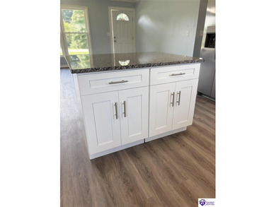 BEAUTIFULLY UPDATED! Welcome to 904 Maplewood Dr., perfectly - photo 26