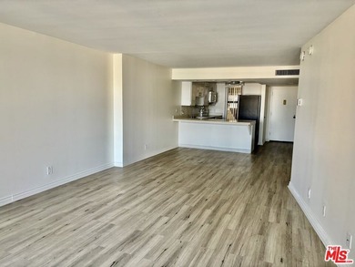 Spacious 1 bedroom, 1 bath condo with fabulous harbor view. This - photo 2