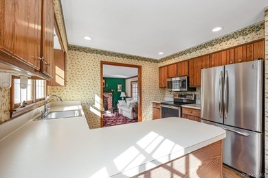 Welcome home to this inviting Colonial-style 4-bedroom oasis in - photo 12