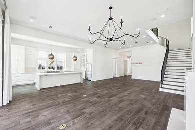 Rarely available and meticulously maintained, this sophisticated - photo 17