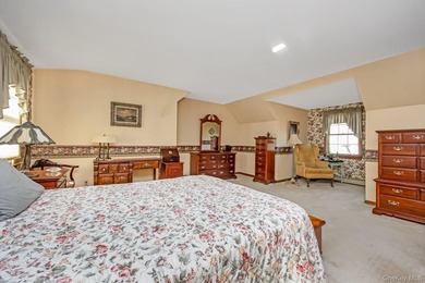 Welcome home to this inviting Colonial-style 4-bedroom oasis in - photo 21