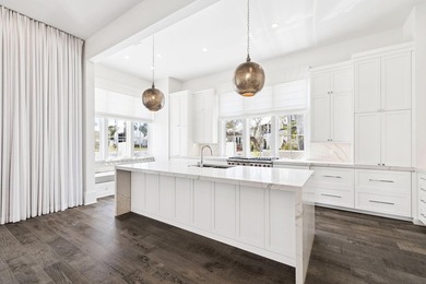 Rarely available and meticulously maintained, this sophisticated - photo 23