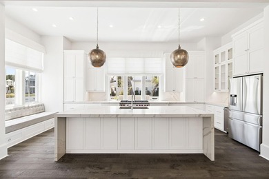 Rarely available and meticulously maintained, this sophisticated - photo 24