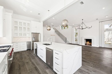 Rarely available and meticulously maintained, this sophisticated - photo 26