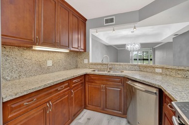 Rarely available corner unit in sought-after Boca Barwood, a - photo 3