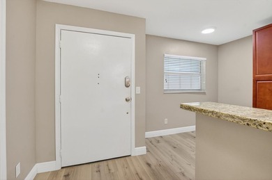 Rarely available corner unit in sought-after Boca Barwood, a - photo 4