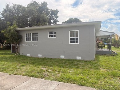 Spacious 2 Bedroom, 2 Bathroom single family home with a den - photo 5