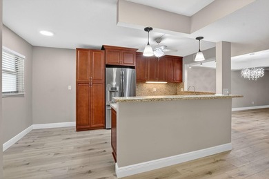 Rarely available corner unit in sought-after Boca Barwood, a - photo 5