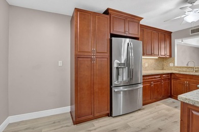 Rarely available corner unit in sought-after Boca Barwood, a - photo 6