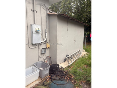 Spacious 2 Bedroom, 2 Bathroom single family home with a den - photo 9