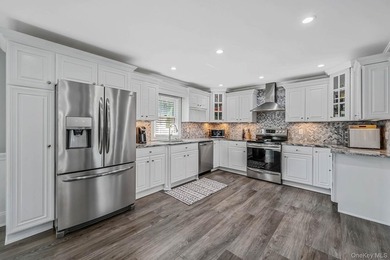 ***WELCOME TO 18 WORDEN PLACE, WEST BABYLON--This beautifully - photo 8