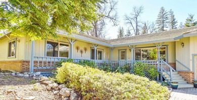 Price Impoved! Welcome Home to Phoenix Lake Park! This single - photo 2