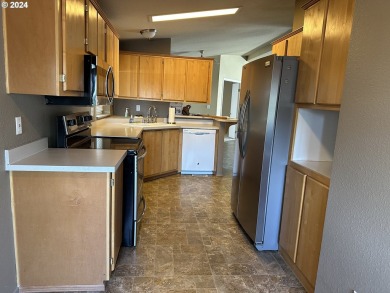 Beautiful open concept three bedroom home with an office that - photo 4