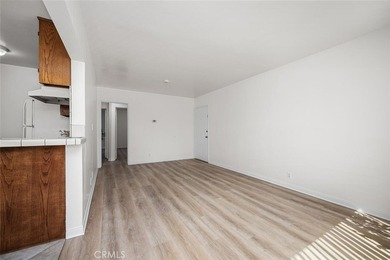 Premier location in Belmont Shore~ WALKING DISTANCE to the Ocean - photo 8