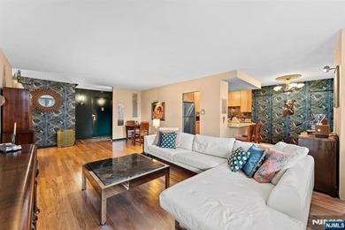 This fully renovated 1,100 sq ft Riviera Towers 1-bedroom - photo 1