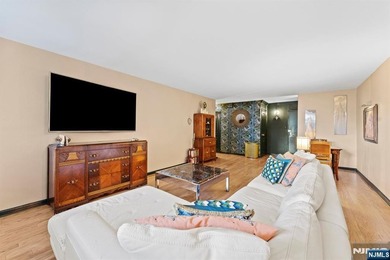 This fully renovated 1,100 sq ft Riviera Towers 1-bedroom - photo 5