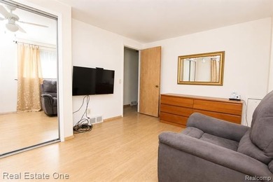 Welcome home to this beautiful 3-bedroom, 1-bath tri-level home - photo 21