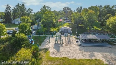 Welcome home to this beautiful 3-bedroom, 1-bath tri-level home - photo 32