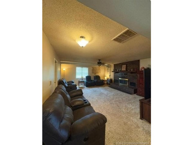 Large 3 bedroom 2 full bath home . This home sits on 1 acre - photo 4