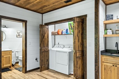 This stunning 2023-built Mountain Modern retreat seamlessly - photo 27